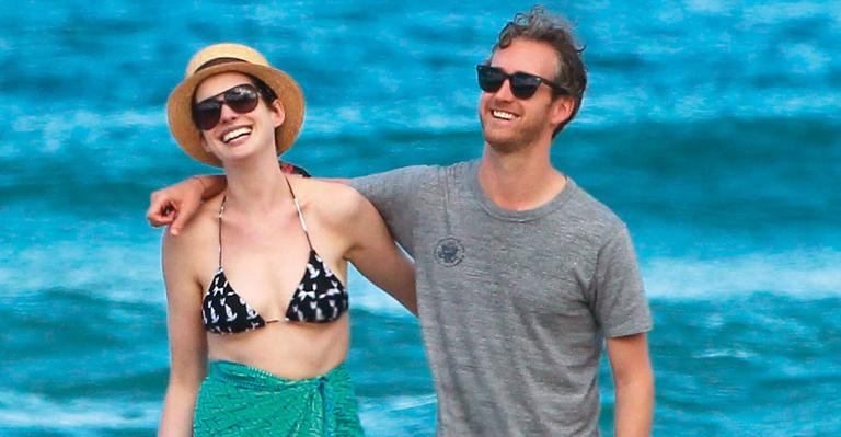 Anne Hathaway aproveita férias ao lado do marido, Adam Shulman, no Havaí