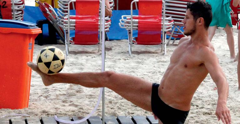 José Loreto mostra suas habilidades no futevôlei em praia do Rio