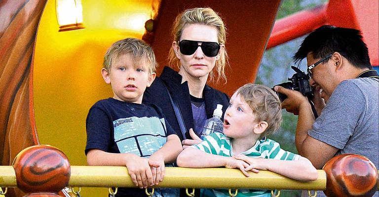 Cate Blanchett leva os filhos, Roman e Ignatius, para passear na Disneyland