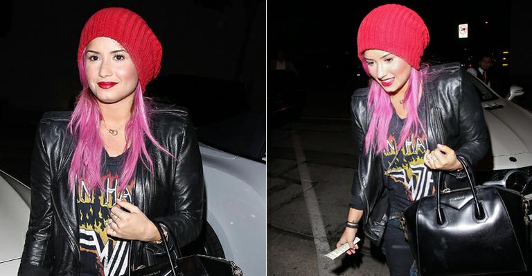 Demi Lovato muda mais uma vez o visual e aparece com o cabelo pink