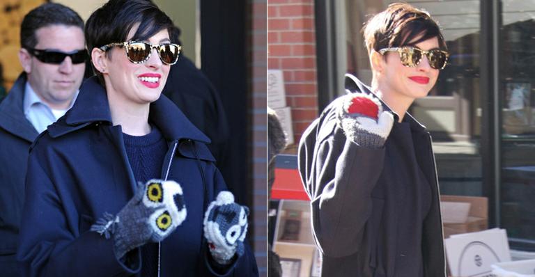 Que frio! Anne Hathaway usa luvas em formato de cachorrinho