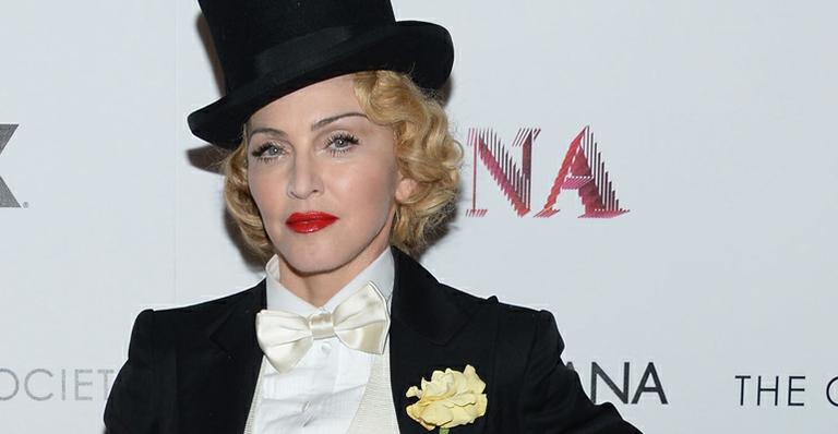 Madonna procura o sapato perfeito para a festa do Grammy 2014
