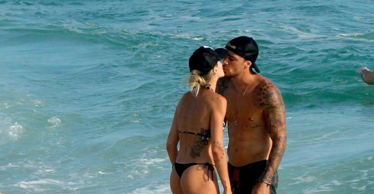 Felipe Titto curte tarde de sol no Rio ao lado da mulher