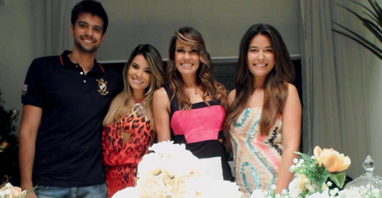 Solange Frazão comemora 51 anos em jantar intimista na capital paulista