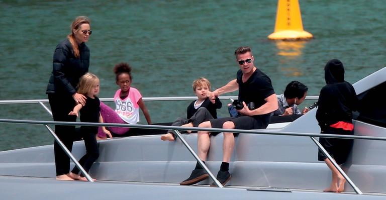 Angelina Jolie e Brad Pitt aproveitam folga e curtem passeio de iate com os filhos
