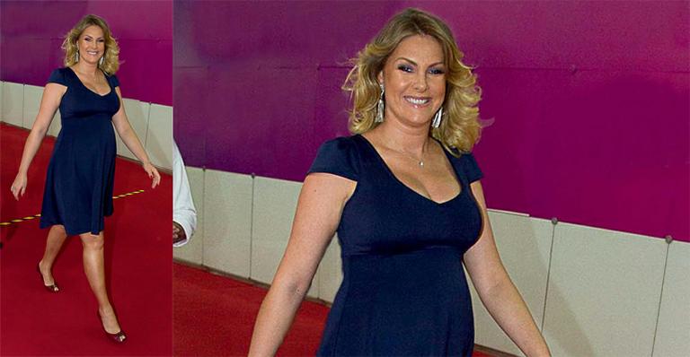 Ana Hickmann mostra barriga de sete meses em lançamento de sua coleção de bolsas