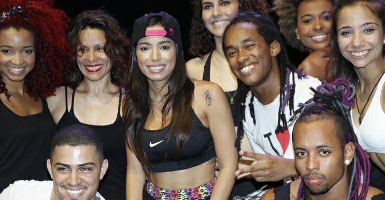 Anitta recebe fãs em ensaio para gravação de DVD