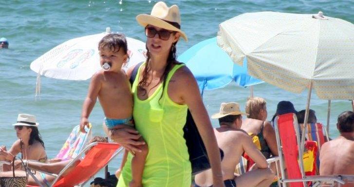 Luana Piovani curte dia na praia com o filho, Dom