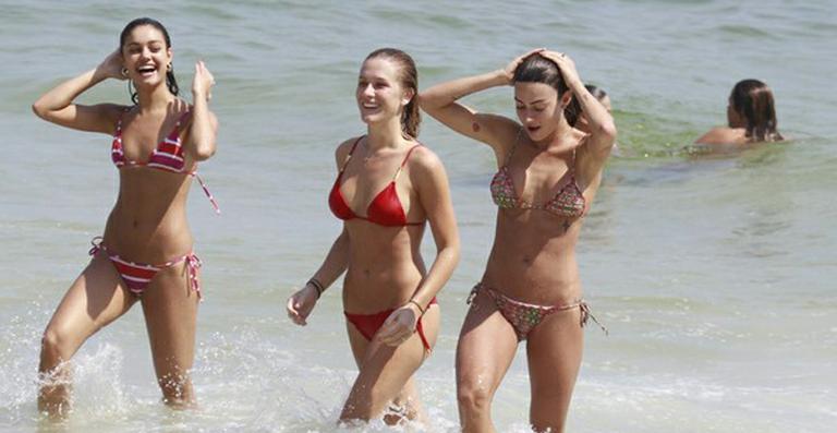 Sophie, Fiorella e Thaila exibem boa forma em praia no Rio de Janeiro