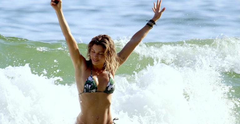 De bom humor, Grazi Massafera aproveita o mar do Rio