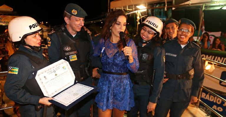 Cantora Ivete Sangalo recebe homenagem da polícia de Sergipe