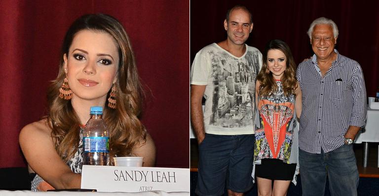 Grávida, Sandy usa look soltinho em coletiva de seu novo filme em SP