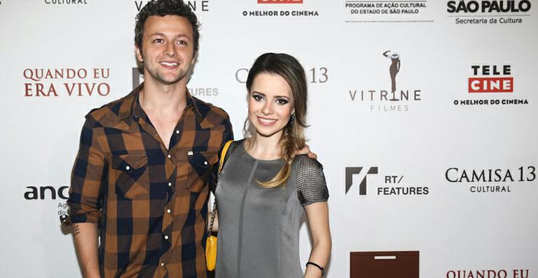 Com o marido, Lucas Lima, Sandy participa de pré-estreia de filme