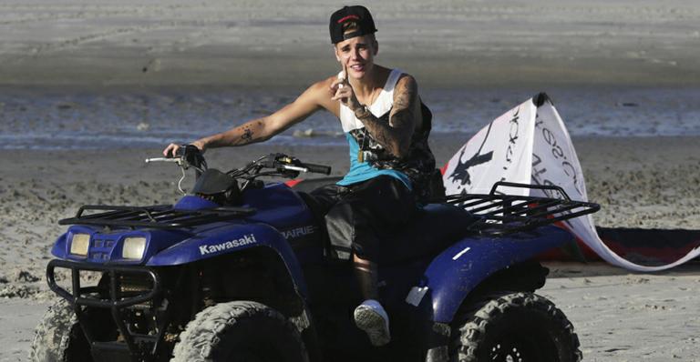 Após prisão, Justin Bieber se diverte em quadriciclo em praia no Panamá