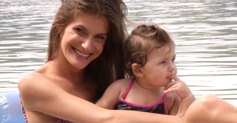 Carol Francischini se diverte com sua joia mais valiosa