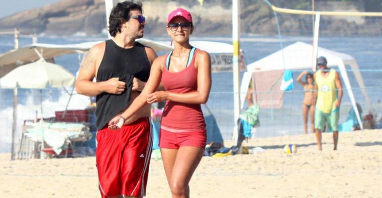 Letícia Wiermann corre com o namorado em praia do Rio de Janeiro