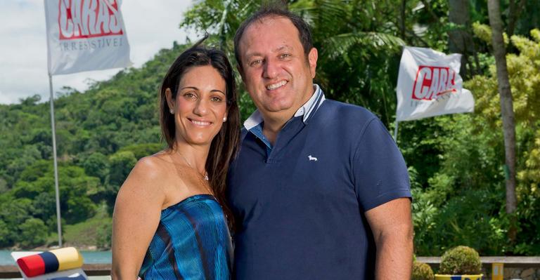 David Dayan leva sua mulher para passeio de helicóptero pelo litoral fluminense