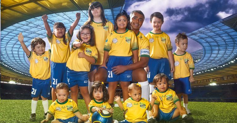 Romário e atletas estrelam calendário junto a crianças com Síndrome de Down