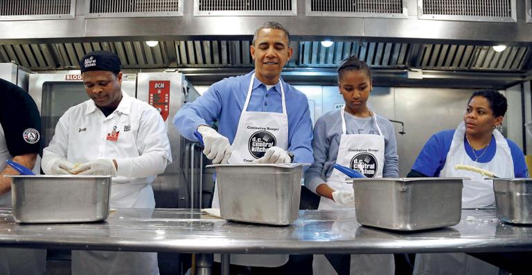 Obama e sua caçula preparam burritos para moradores de rua em Washington
