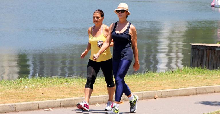 Luiza Brunet caminha na orla da Lagoa no Rio