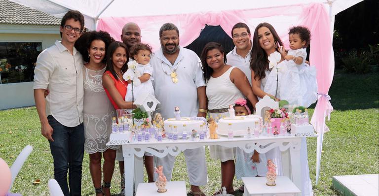 Arlindo Cruz batiza neta na mesma igreja em que foi batizado no Rio de janeiro