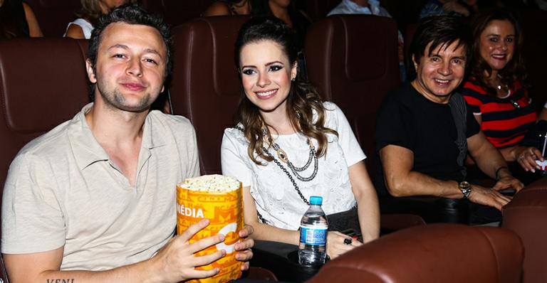Sandy comemora aniversário com a família no cinema