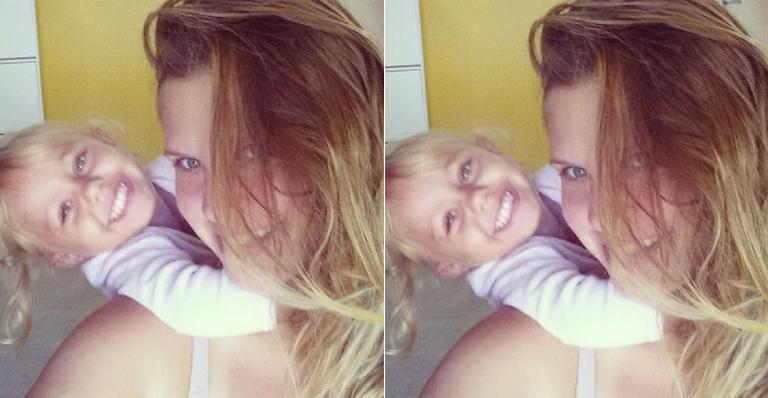 Grávida, Carolinie Figueiredo se diverte com a filha mais velha