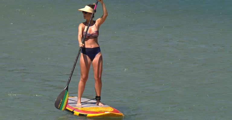 Juliana Didone pratica stand up paddle em praia no Rio de Janeiro