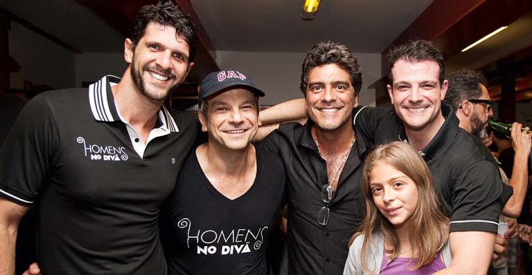Junno Andrade leva a filha para reestreia em teatro na capital paulista