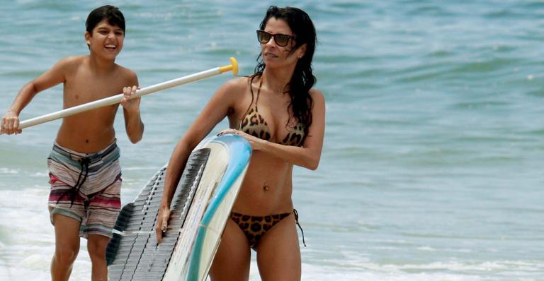 Aninha Lima pratica stand up paddle com o filho na Barra da Tijuca