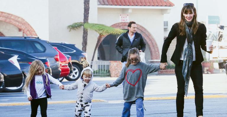 Jennifer Garner passeia com os três filhos na Califórnia