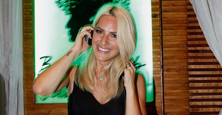Giovanna Ewbank esbanja charme em noite de Dj no Guarujá em São Paulo