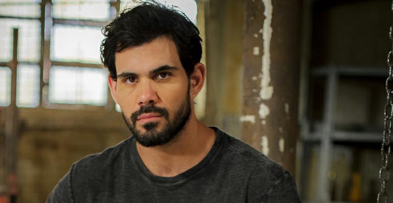 Adeus, Ninho! Juliano Cazarré muda o visual após Amor à Vida