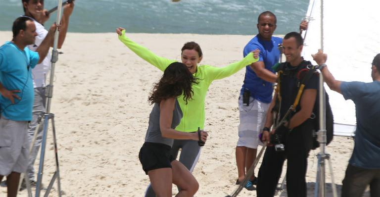Julia Lemmertz e Vanessa Gerbelli gravam Em Família na praia