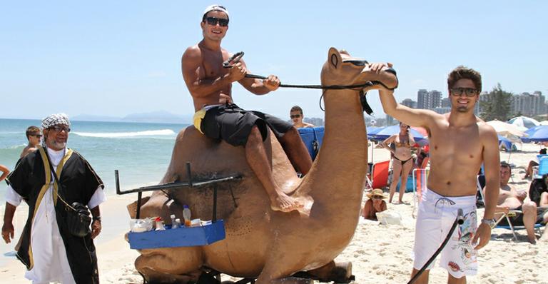 Anderson Di Rizzi e Daniel Rocha se divertem com ‘camelo’ em praia
