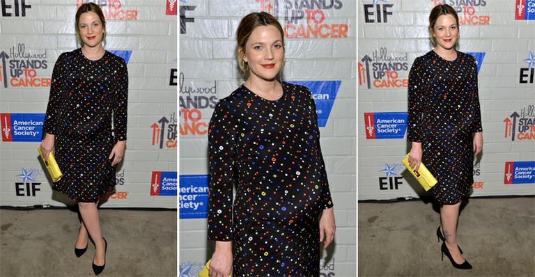 Grávida, Drew Barrymore mostra ousadia ao usar estampas criativas e clutch amarela