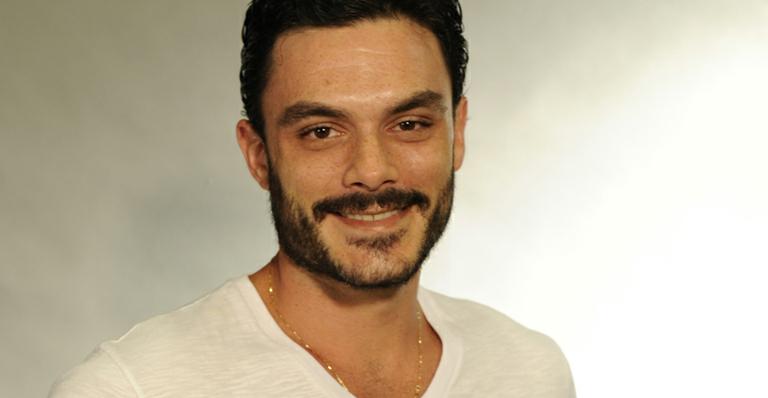 Kiko Pissolato muda o visual após o fim das gravações de Amor à Vida