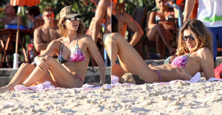 Fernanda Lima exibe boa forma em dia na praia com Hilbert