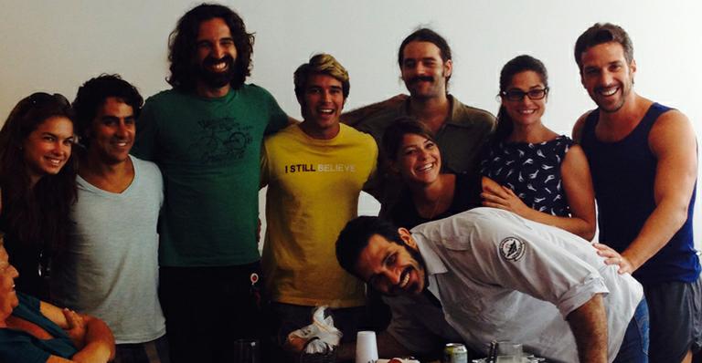 Bernardo Velasco e Gero Pestalozzi ganham festa surpresa em bastidores de novela