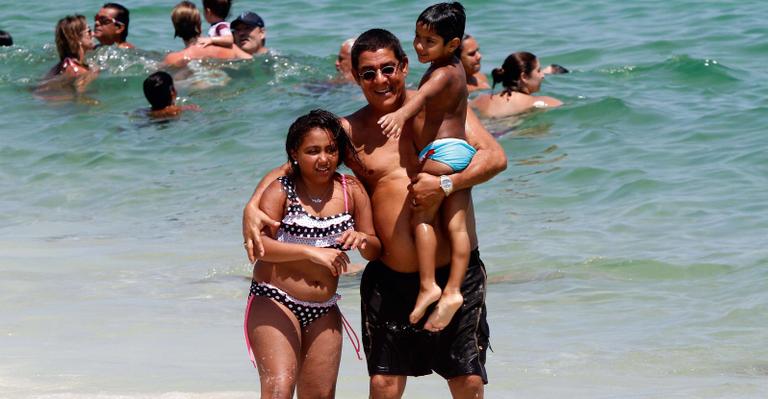 Zeca Pagodinho aproveita dia de sol com a família no Rio de Janeiro