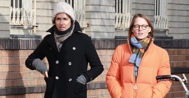 Jodie Foster passeia com sua mulher, Alexandra Hedison, durante frio nova-iorquino