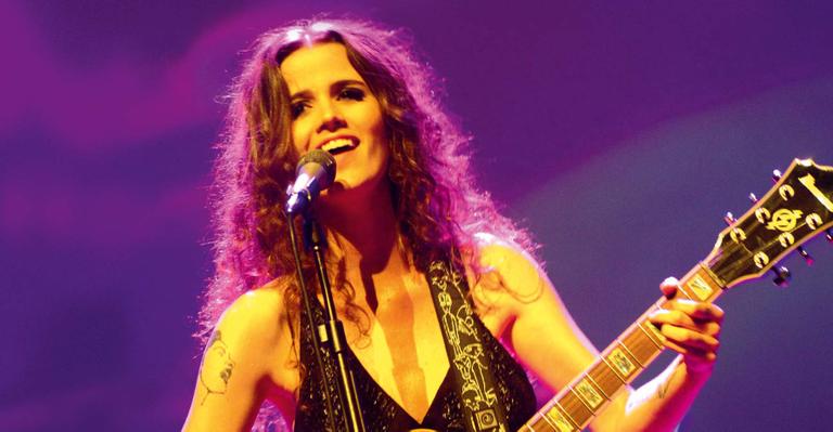 Ana Cañas apresenta repertório variado no lançamento de seu DVD