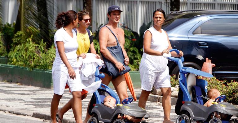 Marcelo Serrado aproveita momento de lazer com a esposa e os gêmeos