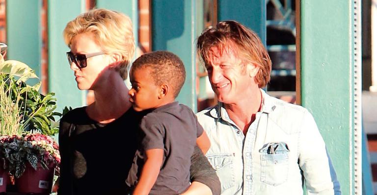Mesmo sem assumir o romance, Sean Penn e Charlize Theron são flagrados juntos