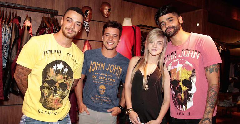 Felipe Titto e amigos vão a lançamento da nova coleção da grife John John