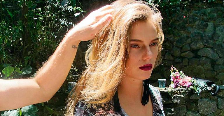 Eilie Bennett estampa campanha de inverno de grife feminina em São Paulo