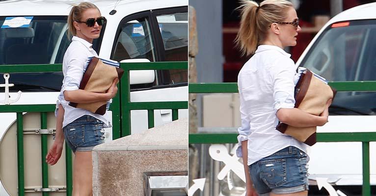 Aos 41 anos, Cameron Diaz exibe ótima forma física de shorts jeans