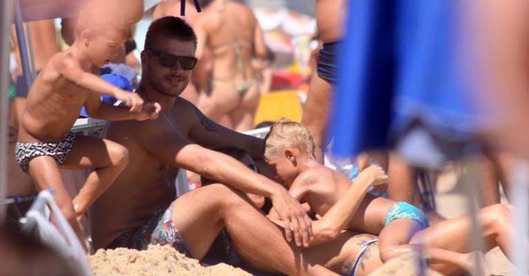 Fernanda Lima e Rodrigo Hilbert se divertem com os filhos gêmeos na praia