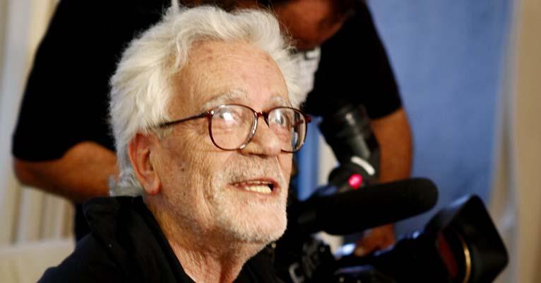 Cineasta brasileiro Eduardo Coutinho é homenageado no Oscar 2014