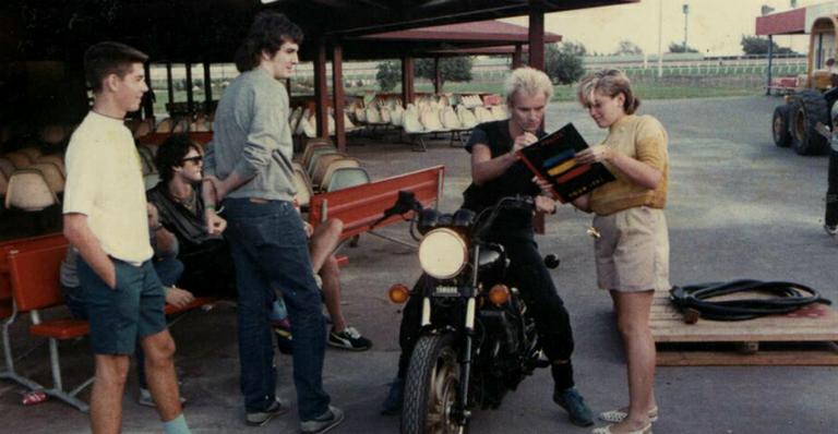 Gwen Stefani posta foto pedindo autógrafo para Sting em 1983